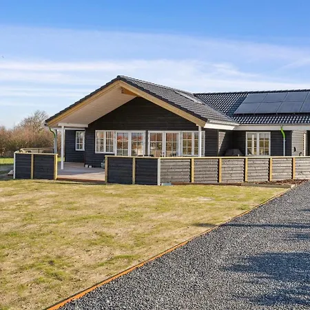 Дом отдыха Modern Family House Near Kobingsmark *